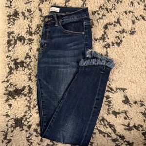 Kancan like new size 3/25 frayed hem jeans